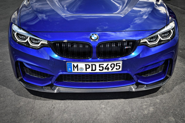 Cánh gió trước bằng sợi carbon không sơn màu và nắp capô làm từ nhựa gia cố sợi carbon CFRP siêu nhẹ cũng là những điểm nhấn riêng của BMW M4 CS.