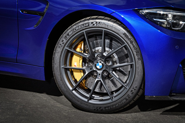 Chưa hết, BMW M4 CS còn được trang bị bộ vành hợp kim siêu nhẹ sơn màu xám Orbit Grey với thiết kế 10 chấu. Bộ vành riêng biệt này có đường kính 19 inch trước và 20 inch sau. Bộ vành đồng hành với lốp Michelin Pilot Sport 2 có kích thước 265/35 trước và 285/30 sau.