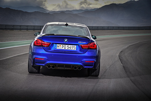 Khi mua BMW M4 CS, khách hàng có thể tùy chọn giữa 2 màu sơn ngoại thất mới là xanh dương San Marino Blue Metallic và xám Lime Rock Grey Metallic. Nếu thích đặc biệt hơn, khách hàng có thể chọn màu sơn xanh dương nhám Frozen Dark Blue II do bộ phận Individual tạo ra.