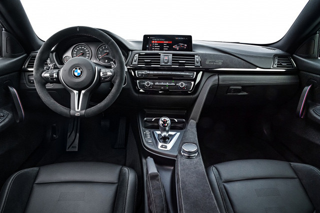 Không chỉ khác biệt ở bên ngoài, BMW M4 CS còn có những điểm nhấn riêng bên trong. Nội thất của BMW M4 CS được bọc bằng da và Alcantara cao cấp.