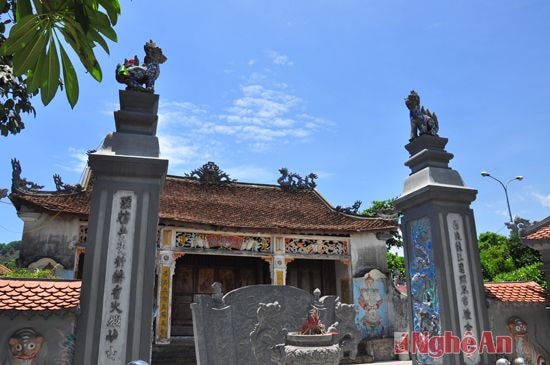 Đền Vạn Lộc là một di sản văn hóa tâm linh của người làng biển ở Cửa Lò. Ảnh tư liệu