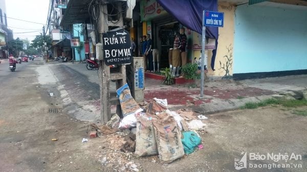 Rác thải xây dựng đổ ngay dưới lòng đường Nguyễn Công Trứ giao nhau với Đặng Thái Thân phường Quang Trung. Ảnh chụp lúc 8h20 ngày 22/4/2017