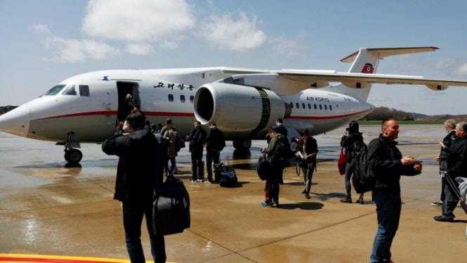 Hành khách chuẩn bị lên máy bay Antonov An-148-100B của hãng hàng không quốc gia Triều Tiên Air Koryo tại sân bay quốc tế Bình Nhưỡng. Ảnh: Reuters