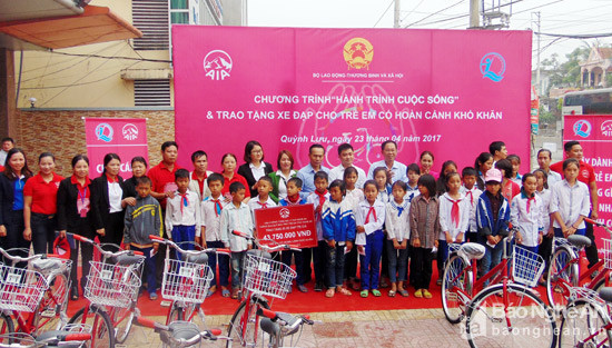 Trao xe đạp cho học nghèo ở Quỳnh Lưu