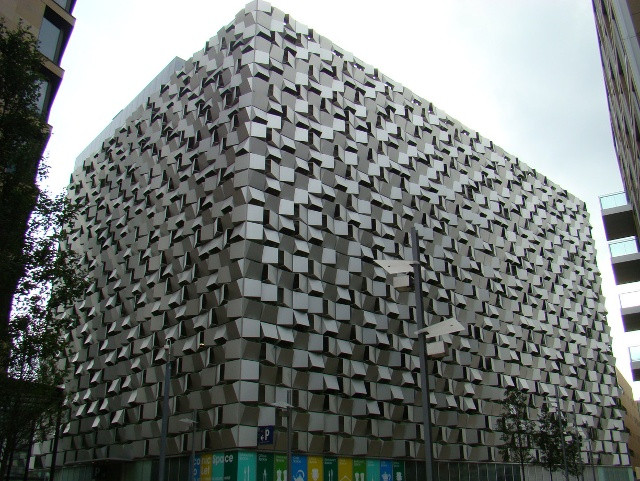 Tòa nhà với đặc trưng là những mảng tường hình khối nằm lệch ở các góc khác nhau mang lại ngoại hình với kết cấu độc đáo. Không gian gồm 520 chỗ đỗ chia thành 10 tầng.