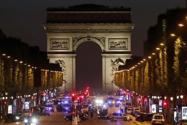 Vụ nổ súng xảy ra ngay giữa đại lộ Champs Élysées, Paris.