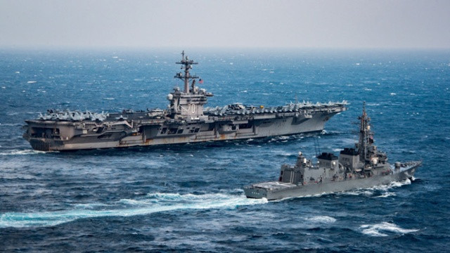 Tàu khu trục Samidare (trước) của Nhật Bản trong lần diễn tập chung với tàu sân bay Mỹ USS Carl Vinson ở biển Hoa Đông ngày 9.3.2017