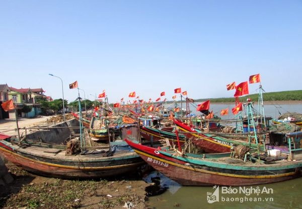 Nhiều tàu cá phải nằm lưu bến nhiều ngày nước chưa lên. Ảnh: Như Sương