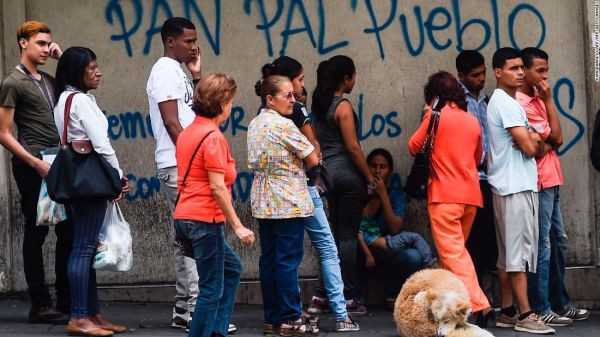 Người dân Venezuela xếp hàng chờ mua bánh mỳ tại thủ đô Caracas giữa lúc thiếu hụt hàng hóa và giá cả tăng cao. Ảnh: AFP