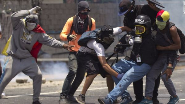 Một phóng viên bị thương khi tác nghiệp trong cuộc biểu tình tại thủ đô Caracas, Venezuela. Ảnh: CNN