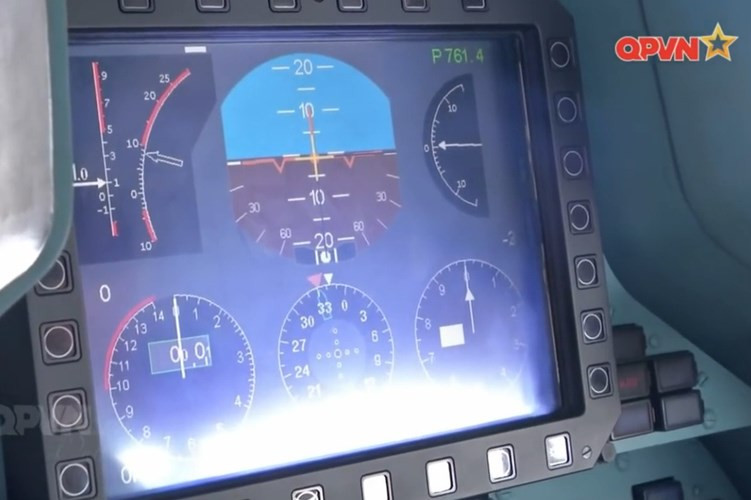 Cận cảnh màn hình hiển thị các thông tin bay trên bảng điều khiển buồng lái phi công Su-30MK2. Nguồn ảnh: Kênh Quốc phòng Việt Nam