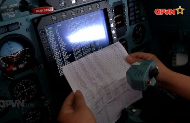 Còn đây là buồng lái của phi công – hoa tiêu ngồi sau với một màn hình LCD nằm giữa bảng điều khiển. Nguồn ảnh: Kênh Quốc phòng Việt Nam