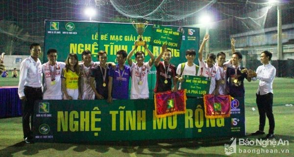 Các cầu thủ đội Nghệ League nâng cao Cup vô địch. 