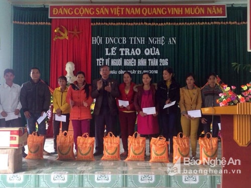 TRAO QUÀ TẾT NGƯỜI NGHÈO TẠI XÃ CHÂU ĐÌNH QUỲ HỢP 2