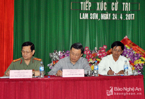 Các đồng chí đại biểu Quốc hội: Lê Quang Huy và Nguyễn Hữu Cầu tham gia chủ trì Hội nghị tiếp xúc cử tri tại xã Lam Sơn (Đô Lương).