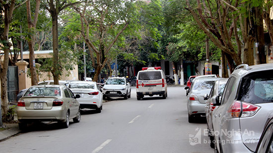 Đoạn đường Đào Duy Từ giữa Sở KH&ĐT và Sở Y tế luôn chật kín xe hai bên mép đường. Trong khi đường này chỉ rộng chừng 7 m. Ảnh Nguyên Nguyên