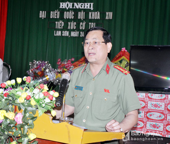 Đại tá Nguyễn Hữu Cầu ghi nhận và tiếp thu ý kiến cử tri huyện Đô Lương. Ảnh: Công Kiên