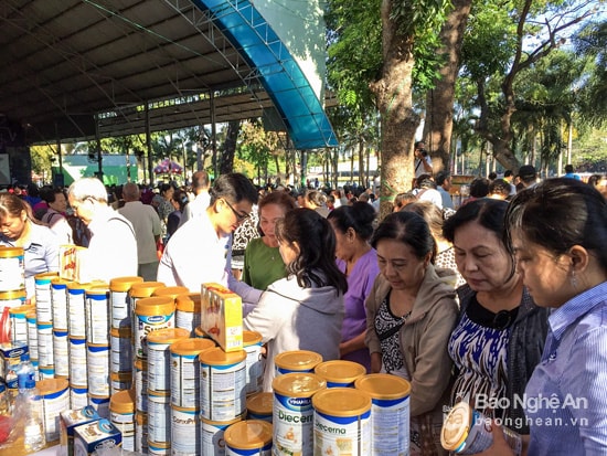 Tư vấn cho người cao tuổi lựa chọn loại sữa phù hợp với tình trạng sức khỏe và dinh dưỡng của mình.