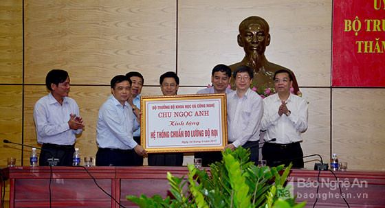 Bộ KH&CN trao tặng quà cho tỉnh Nghệ An. Ảnh: Thành Duy