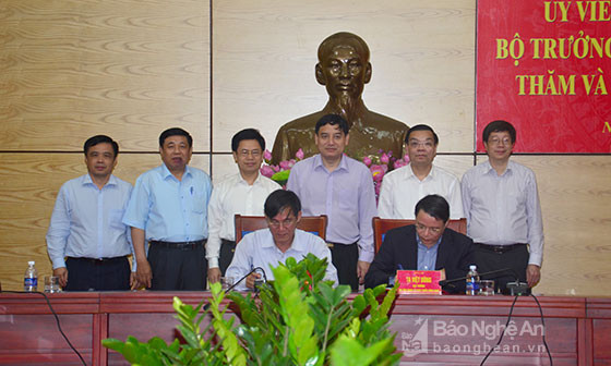 Lãnh đạo Bộ KH&CN và  tỉnh Nghệ An chứng kiến Cục Ứng dụng và Phát triển công nghệ, Bộ KH&CN ký Chương trình phối hợp với Sở KH&CN tỉnh. Ảnh: Thành Duy