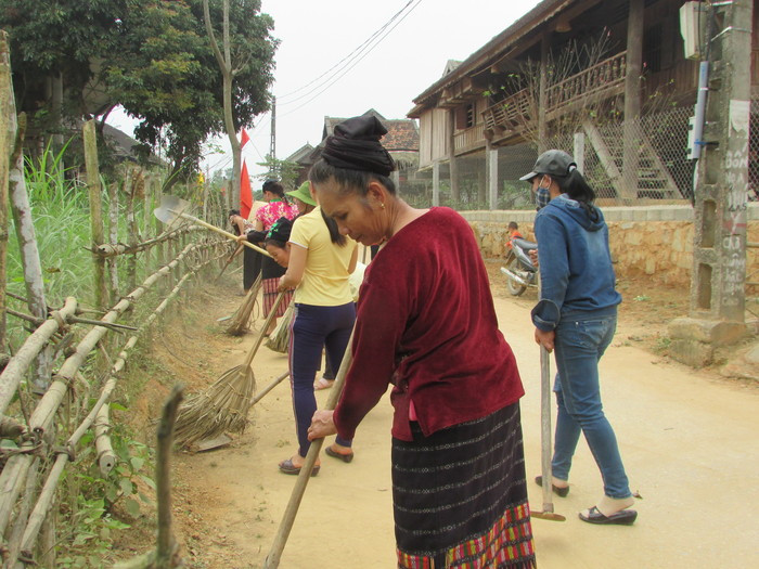 Ý thức về làm du lịch được nâng cao, bà con Khe Rạn tích cực tham gia làm vệ sinh đường làng ngõ xóm để đón khách. Ảnh: Bá Hậu