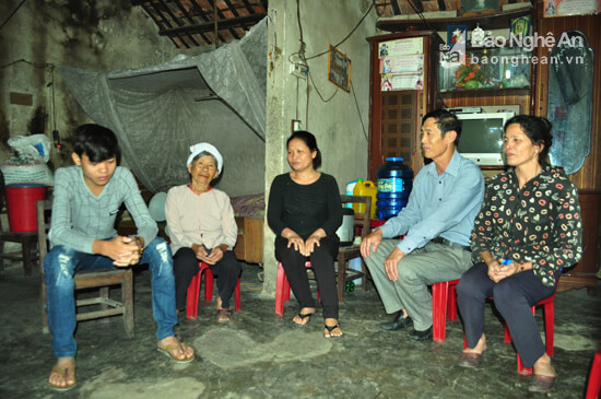 Đại diện Hội phụ nữ xóm và Giáo họ xóm 6, xã Diễn Mỹ đến thăm hỏi động viên cháu Trần Văn Cường (người ngồi bên trái ảnh) và gia đình