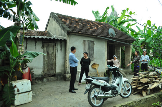 Ngôi nhà tạm bợ của chị Lê Thị Khoan được xây dựng từ năm 2004 đã xuống cấp nặng, gia đình có nhu cầu tu sửa, nâng cấp. Ảnh: Nguyễn Hải