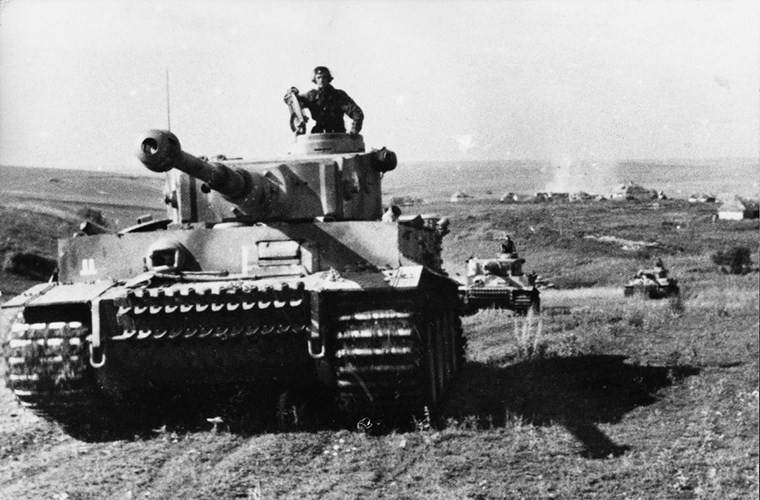 Xe tăng Tiger hay còn được gọi là Panzerkampfwagen VI Tiger Ausf. E, là một trong những dòng xe tăng chiến đấu chủ lực của các đơn vị thiết giáp Đức trong suốt Chiến tranh Thế giới thứ 2. Với người Đức, Tiger được xem là chìa khóa giúp họ đánh bại các đơn vị thiết giáp của quân Đồng Minh trên mọi mặt trận và ít nhiều nó cũng đã thực hiện được một phần nào đó tham vọng này. Nguồn ảnh: German War Machine.
