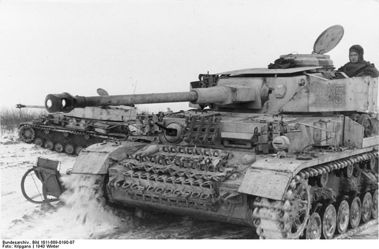Ít người biết rằng từ cuối thập niên 1930 Quân đội Đức đã âm thầm phát triển các mẫu xe tăng chiến đấu hạng nặng nhằm chuẩn bị trước cho một cuộc chiến tranh có thể xảy ra trong tương lai. Và sự xuất hiện của Tiger là một kết quả tất yếu mặc dù có hơi muộn màng, khi các đơn vị Đức đã bắt đầu mất đi sức mạnh vốn có của mình như đầu những năm 1940. Nguồn ảnh: World War II Wiki.