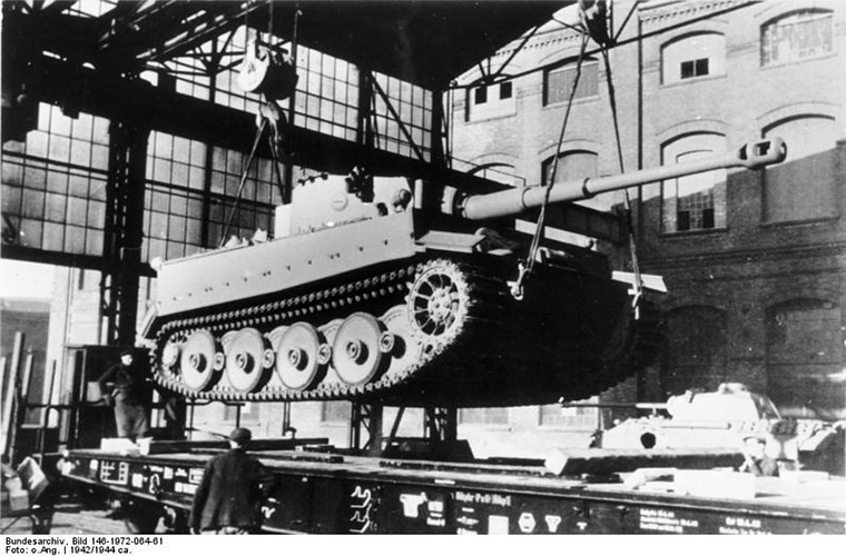 Nền tảng cơ bản ban đầu của Tiger chính là các nguyên mẫu khung gầm xe tăng hạng nặng VK 30.01 (H) và VK 36.01 (H) được Đức phát triển trong năm 1938, tuy nhiên chúng lại chưa được hoàn thiện và chỉ hoạt động như các phương tiện thử nghiệm. Phải đến năm 1941 trước sức ép ngày càng lớn từ chiến trường, quân Đức mới thực sự tập trung vào việc hoàn thành chương trình phát triển xe tăng hạng nặng đầu tiên của mình. Nguồn ảnh: Wikipedia.