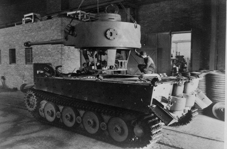 Đến đầu năm 1942, Đức cho ra mắt nguyên mẫu Tiger hoàn chỉnh đầu tiên với hệ thống tháp pháo mới trang bị pháo 88mm KwK 36 L/56 đây cũng là mẫu xe tăng được trang bị hỏa lực mạnh nhất của Đức vào thời điểm đó. Trọng lượng của Tiger lúc này ước chừng đã hơn 40 tấn và con số này còn sẽ tăng lên nữa ở các biến thể tiếp của nó. Nguồn ảnh: Pinterest.