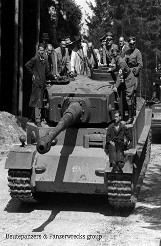 Lịch sử chính thức gọi tên Tiger vào ngày 20/4/1942 khi nguyên mẫu Pz.Kpfw. VI (định danh ban đầu của Tiger I ) được giới thiệu cho trùm phát xít Đức Adolf Hitler nhân dịp mừng ngày sinh nhật lần thứ 53 của y. Ngay lập tức Hitler bị mê hoặc bởi thiết kế của Tiger và ra lệnh đưa nó vào sản xuất hàng loạt ngay trong năm 1942. Nguồn ảnh: Pinterest.