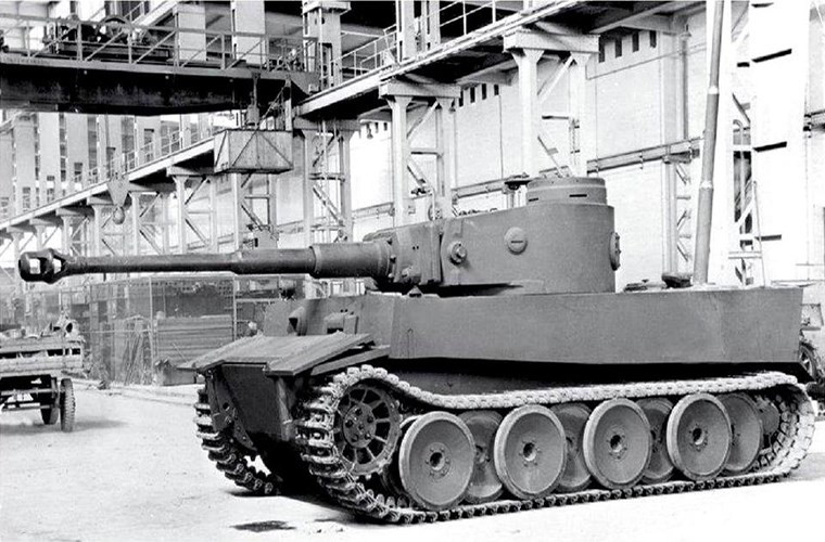 Quá trình sản xuất những chiếc Tiger hoàn chỉnh đầu tiên được thực hiện vào tháng 8/1942 với biến thể Pz.Kpfw. VI và đến tháng 10 cùng năm là với Tiger I. Kể từ đây lịch sử về một chiếc xe tăng huyền thoại chính thức được bắt đầu góp phần biến xe tăng trở thành thứ vũ khí không thể thiếu trong bất kỳ cuộc chiến nào. Nguồn ảnh: Pinterest.