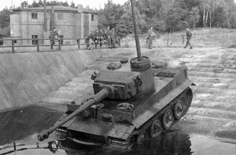 Theo thiết kế với biến thể VK 4501H Ausf.E của Tiger I vào năm 1943, trọng lượng của chiếc xe tăng này đã lên đến con số hơn 60 tấn, dài hơn 6.3m, bề ngang hơn 3.5m và cao đến 3m. Đắp lên trên thân của nó là hệ thống giáp bảo vệ dày từ 25-120mm tùy vị trí đủ khả năng bảo vệ cho kíp chiến đấu gồm 5 người ngồi bên trong. Nguồn ảnh: Pinterest.