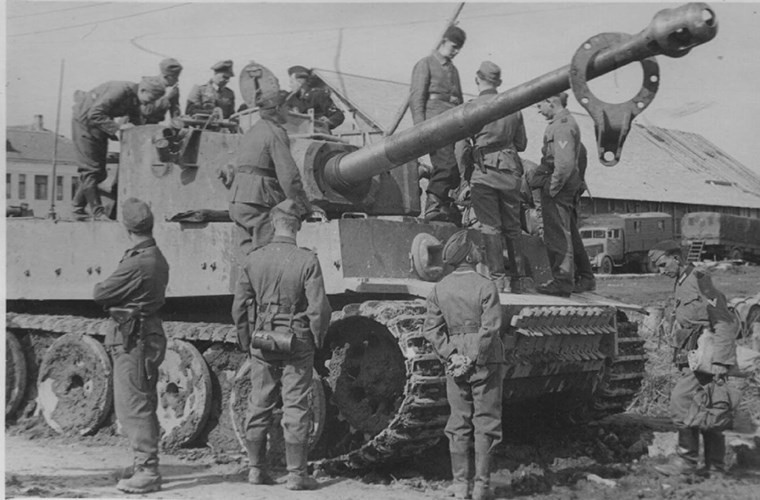 Vũ khí chính của Tiger I vẫn là pháo 88mm KwK 36 L/56, nó được trang bị tới 92 viên đạn tăng các loại bao gồm cả đạn xuyên giáp. Hệ thống vũ khí trên Tiger còn có hai súng máy 7.92mm MG 34 cùng hơn 4.500 viên đạn. Nguồn ảnh: Pinterest.