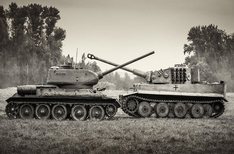 Quân đội Đức đưa vào trang bị những chiếc Tiger I đầu tiên trong tháng 9/1942 chỉ một tháng sau khi nó được đưa vào sản xuất, và được biên chế thành một trung đội gồm bốn chiếc. Chiến trường đầu tiên Tiger I xuất hiện không đâu khác chính là Mặt trận phía Đông tại Leningrad nơi quân Đức đang giằng co quyết liệt với Liên Xô, và họ cần đến một biểu tượng mang tính đột phá như Tiger I để khích lệ tinh thần binh sĩ. Nguồn ảnh: Pinterest.