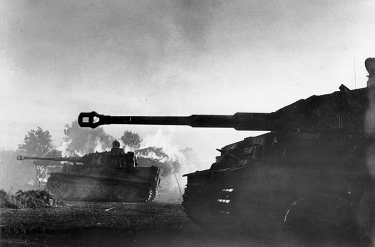 Càng về cuối cuộc chiến, xe tăng hạng nặng Tiger càng trở nên đuối sức trong cuộc đua với lực lượng tăng thiết giáp Đồng Minh, khi Liên Xô và Mỹ không ngừng hoàn thiện những chiếc xe tăng của mình. Như một kết quả tất yếu Tiger nhanh chóng trở nên lỗi thời chỉ sau 3 năm đưa vào trang bị. Nguồn ảnh: Old War Movies.