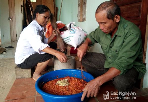 Gần 3 năm nay, gia đình chị Đinh Thị Liên ở thôn 9, xã Tào Sơn chỉ  dùng thuốc trừ sâu làm từ các loại nguyên liệu thảo mộc do gia đình tự sản xuất. Ảnh: Thái Hiền