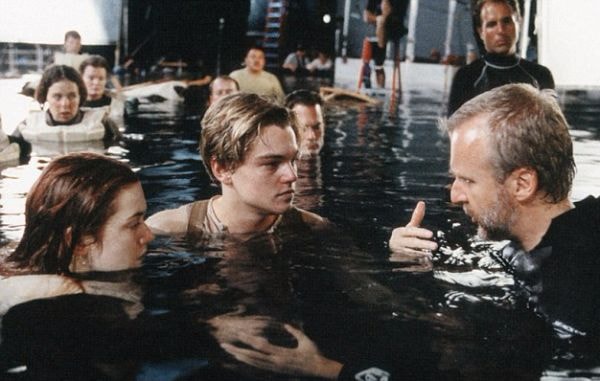 Đạo diễn James Cameron bàn bạc với cặp diễn viên chính (Leornado DiCaprio (giữa) và Kate Winslet) về cảnh quay sắp tới