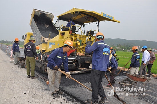 Thi công đường N5 phục vụ chuyên chở nguyên liệu cho Nhà máy xi măng Sông Lam. Ảnh tư liệu