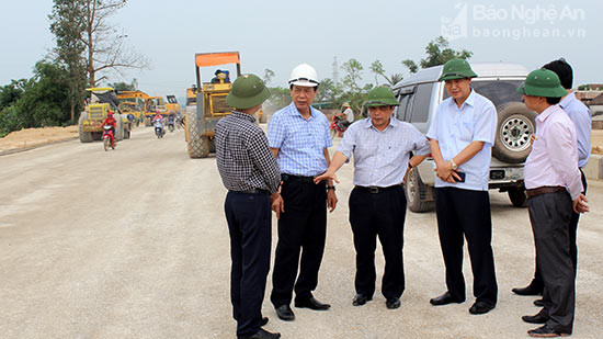 Đồng chí Huỳnh Thanh Điền cùng đoàn công tác kiểm tra thực địa thi công tuyến N5. Ảnh Nguyên Sơn