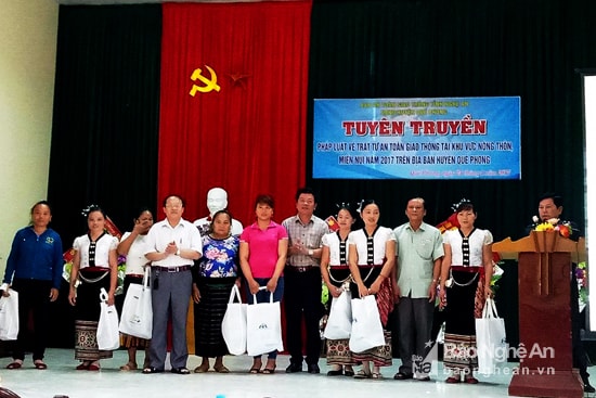 trao tặng mũ bảo hiểm dành riêng phụ nữ đồng bào dân tộc Thái