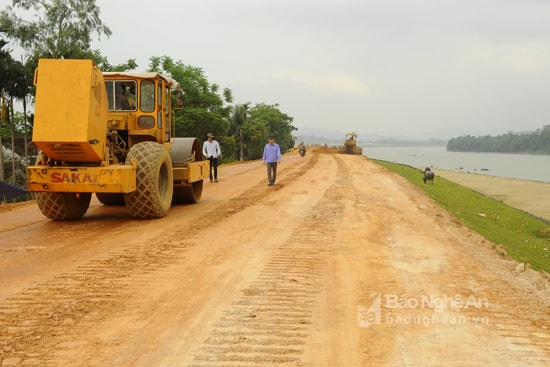 Kỳ Sơn làm đường phòng chống thiên tai. Ảnh: Trần Đức 