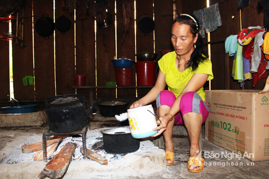 Ngày nào cũng vậy, chị Lầu Y Ka ở bản Phá Lõm, xã Tam Hợp (Tương Dương) đều phải dậy sớm chuẩn bị bữa cơm trưa cho cô con gái đưa đến trường sau đó mới lên nương rẫy. Ảnh: Đình Tuân