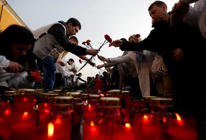 Người dân đặt hoa tưởng niệm các nạn nhân thiệt mạng trong vụ đánh bom tàu điện ngầm ở St. Petersburg - Ảnh: Reuters