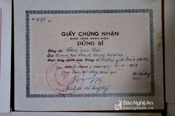 Những tờ giấy công nhận danh hiệu Dũng sĩ vẫn được ông Cầu giữ gìn cẩn thận. Đó là những chiến công qua những trận giáp lá cà đánh với địch. Ông Cầu kể: Từ năm 1968 đến năm 1971 ông đã đã tự tay tiêu diệt 13 xe tăng, 100 tên địch, thu giữ 11 khẩu súng các loại. Anh hùng Trần Kim Cầu 13 lần được tặng danh hiệu Dũng sĩ diệt cơ giới, 1 lần là Dũng sĩ diệt Mỹ.