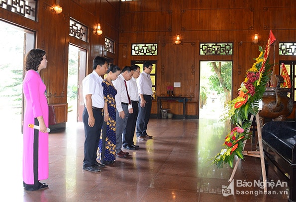 Các thành viên trong đoàn làm lễ tại Nhà tưởng niệm Chủ tịch Hồ Chí Minh. Ảnh: Thu Giang