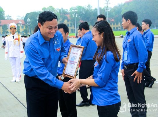 Đồng chí Phạm Ngọc Cảnh, Phó Bí thư Tỉnh đoàn Nghệ An, Chủ tịch Hội LHTN tỉnh trao bằng khen cho thanh niên công giáo tiêu biểu. Ảnh: Mỹ Nga