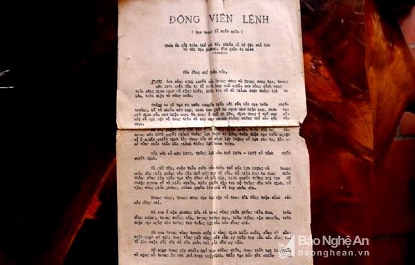 Tờ giấy mang nội dung “Động viên lệnh” được đọc trước lễ xuất quân vẫn được cựu chiến binh Đặng Duy Huỳnh xã Phúc Sơn cất giữ như tài sản vô giá. Ảnh: Huyền Trang