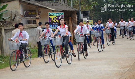 Món quà không lớn nhưng góp phần động viên các em học sinh nghèo, nâng bước chân em đến trường